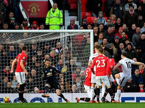 MU thoát thua khó tin: Báo Anh ví Solskjaer là thầy phù thủy