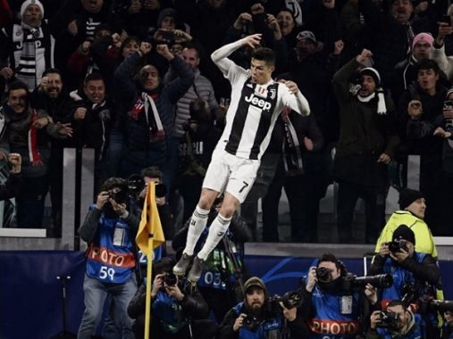 Tin bóng đá 13/3: Man City hủy diệt Schalke 7-0