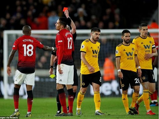 Smalling phản lưới, MU thua ngược Wolves