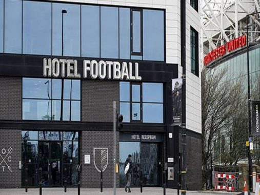 Bóng đá Anh chiều 24-3: Neville và Giggs hiến khách sạn, chung tay chống đại dịch