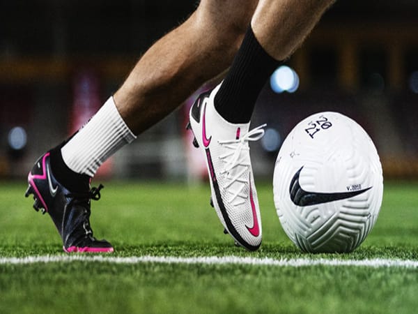 Đôi nét về thương hiệu giày bóng đá Nike