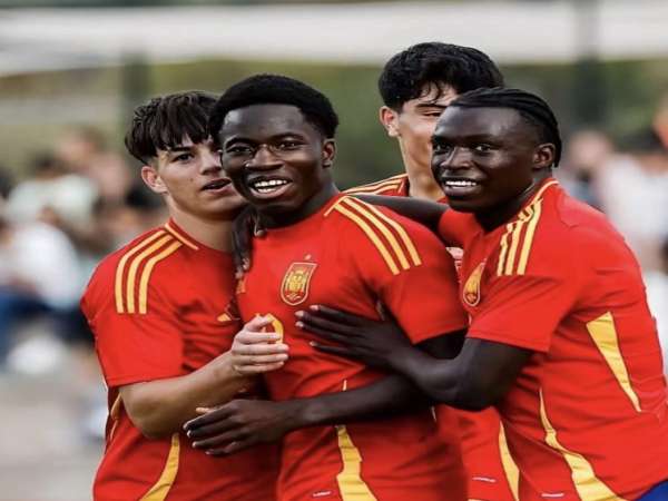 Bóng đá QT: Thần đồng La Masia cân bằng kỷ lục Lamine Yamal