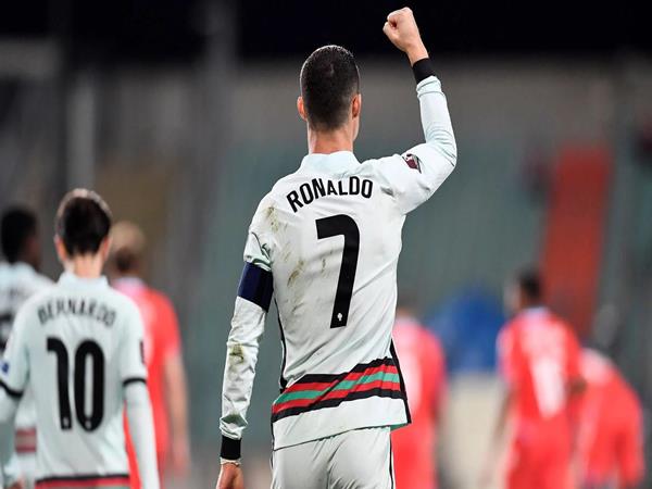 Tìm hiểu số áo Ronaldo ở CLB và ĐTQG thay đổi thế nào?