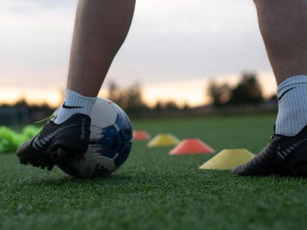 Hướng dẫn cách kiểm soát bóng tốt cho cầu thủ bóng đá